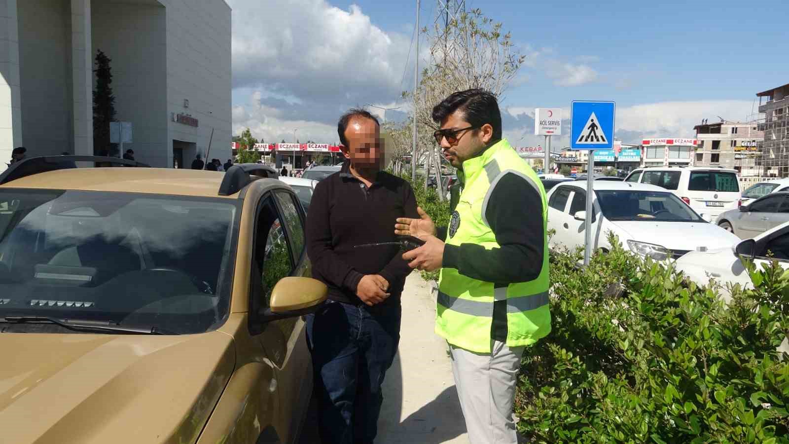 Felçli annesini hatalı parklardan dolayı tekerlekli sandalyeyle taşımakta güçlük çeken vatandaş: "Çektiğimiz eziyeti bir görseler, inanıyorum ki oturup ağlarlar" 4 felcli annesini hatali parklardan dolayi tekerlekli sandalyeyle tasimakta gucluk ceken vatandas cektigimiz eziyeti bir lf3e2giO