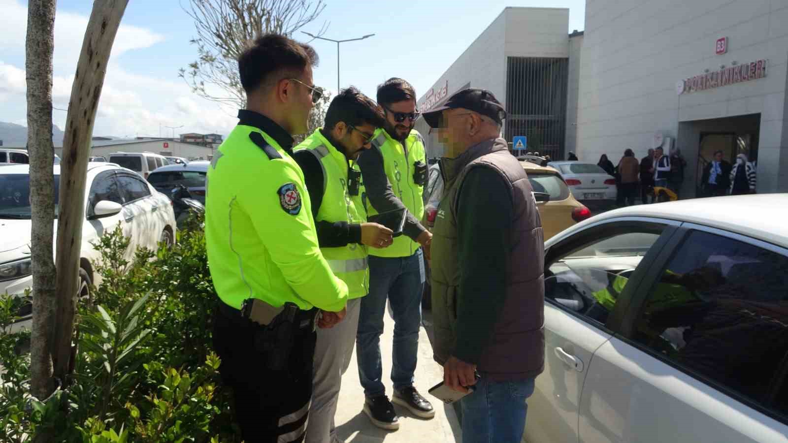 Felçli annesini hatalı parklardan dolayı tekerlekli sandalyeyle taşımakta güçlük çeken vatandaş: "Çektiğimiz eziyeti bir görseler, inanıyorum ki oturup ağlarlar" 5 felcli annesini hatali parklardan dolayi tekerlekli sandalyeyle tasimakta gucluk ceken vatandas cektigimiz eziyeti bir mvzrXDs6