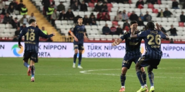fenerbahce-3-kez-2-0-geriye-dustugu-macta-puan-aldi-ehBWraEj.jpg