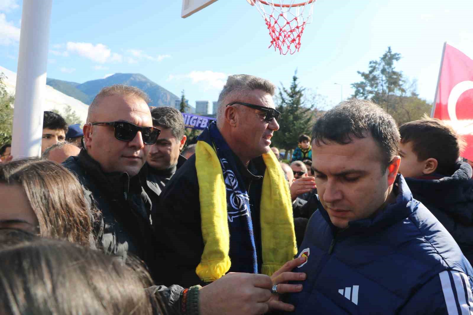 fenerbahce baskani saran alanyada kutuphane acilisina katildi 2 ZjQq1YnI