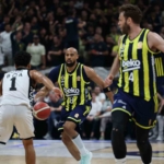 fenerbahce-besiktas-karsisinda-seriyi-1-1e-getirdi-cNVHEeYH.jpg