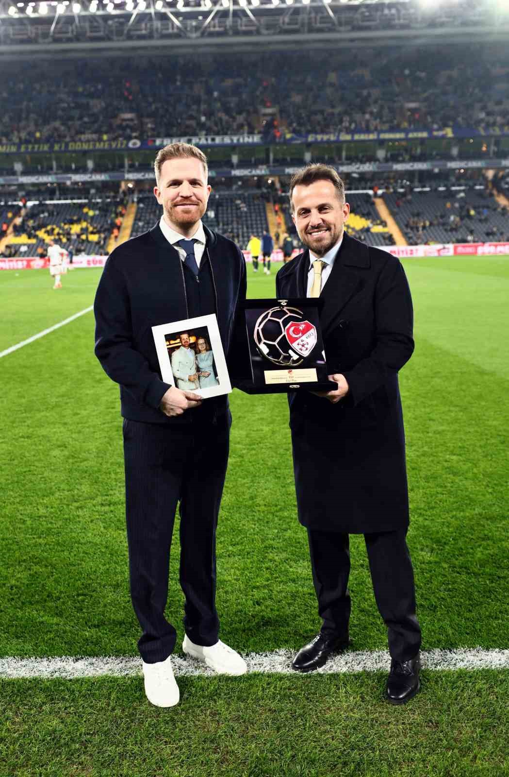 Fenerbahçe, Bursaspor ve Fatih Tekke’ye fair play ödülleri takdim edildi 5 fenerbahce bursaspor ve fatih tekkeye fair play odulleri takdim edildi 1 rhITEdbC