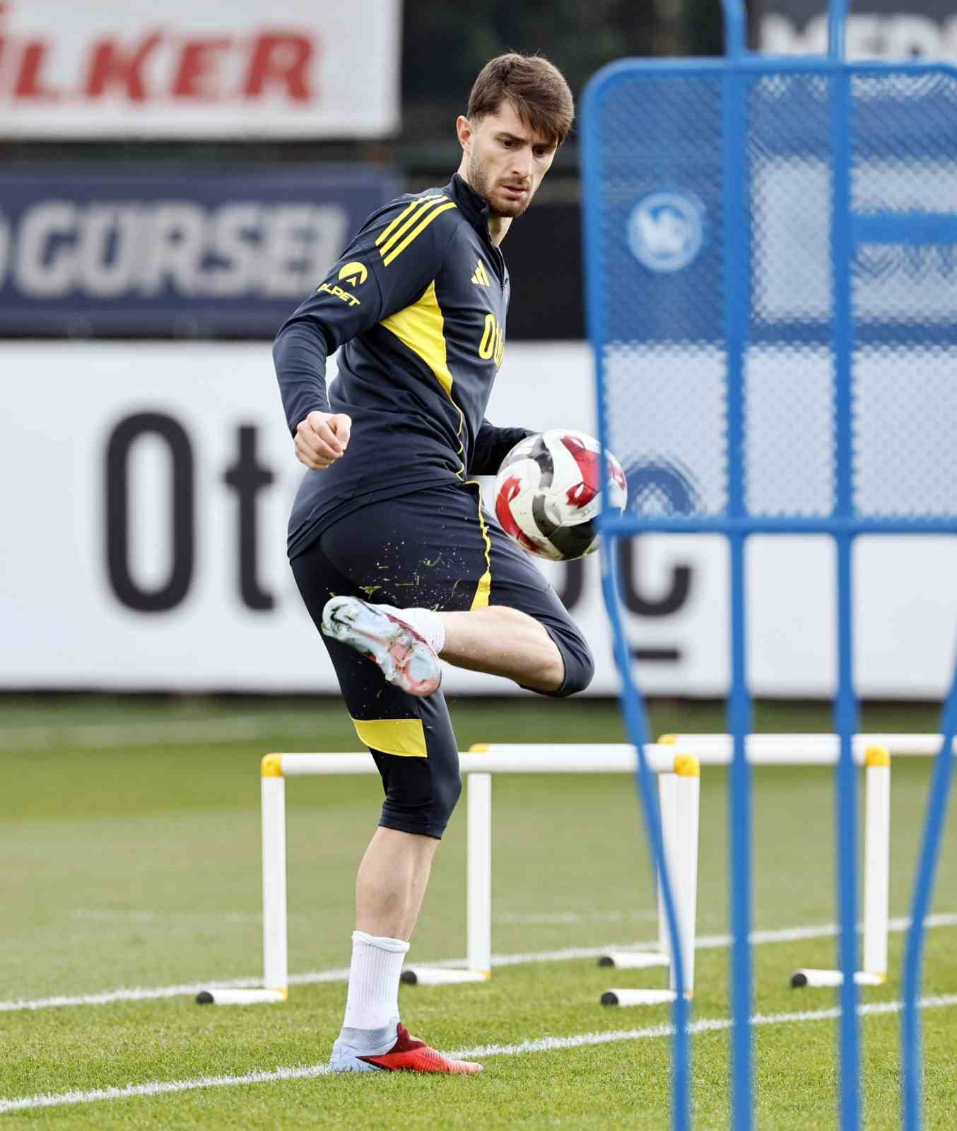 fenerbahce eyupspor macinin hazirliklarina basladi 1 XcEM4ueq
