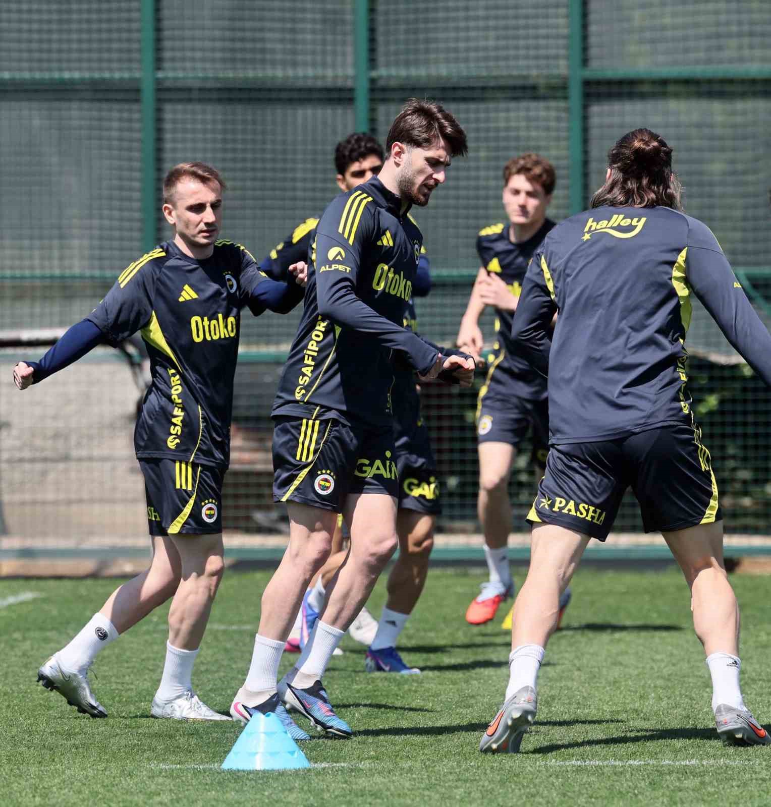 fenerbahce galatasaray derbisinin hazirliklarini surdurdu 1 3RF3P6Mh