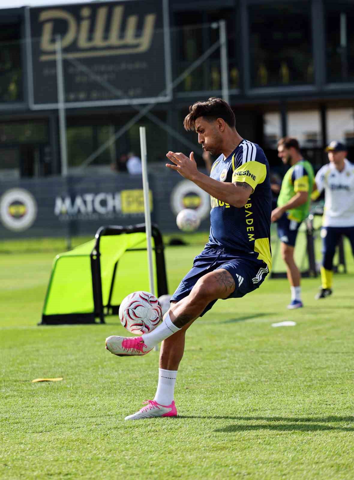fenerbahce gunu cift antrenmanla tamamladi 0 PsYPUBUD