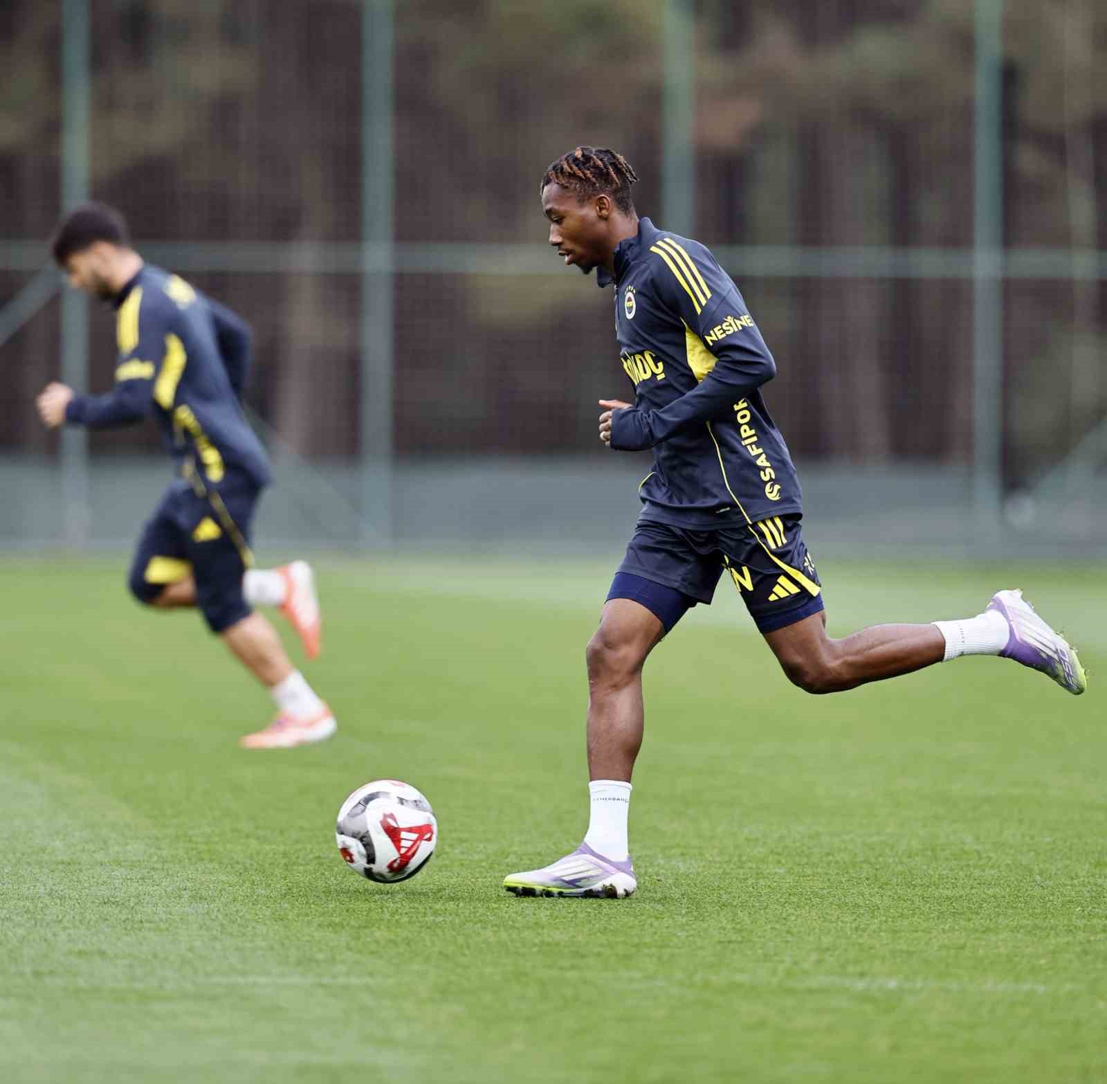 fenerbahce gunu cift antrenmanla tamamladi 0 tNuGpFCf