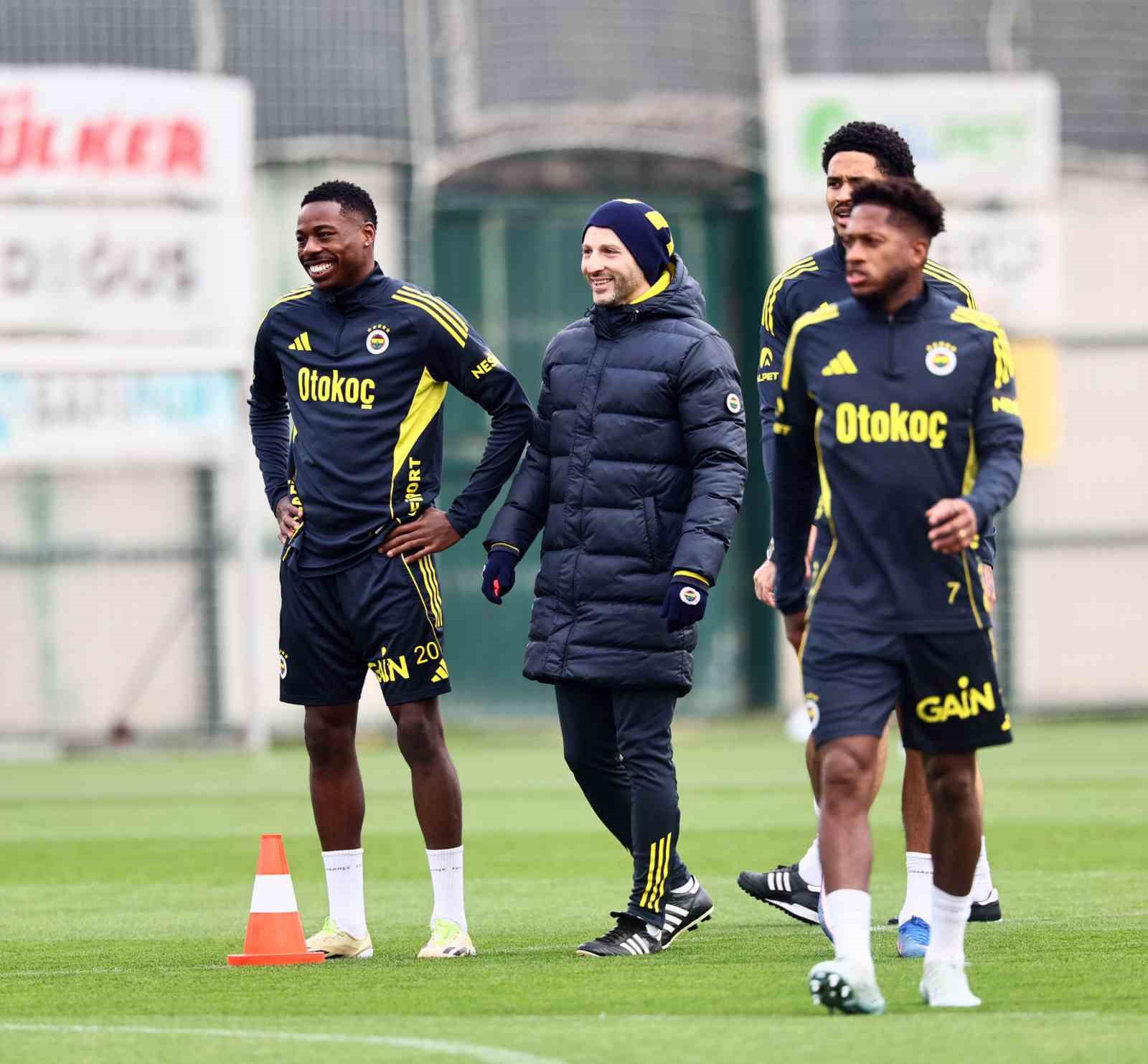 fenerbahce hazirliklarini surdurdu 1 3e2twM1V