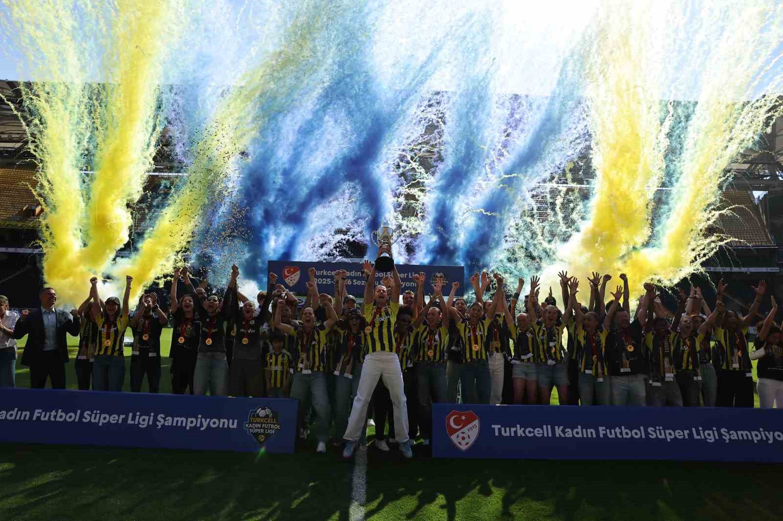 Fenerbahçe Kadın Futbol Takımı, şampiyonluk kupasını kaldırdı 4 fenerbahce kadin futbol takimi sampiyonluk kupasini kaldirdi 0 bWq4YL6G