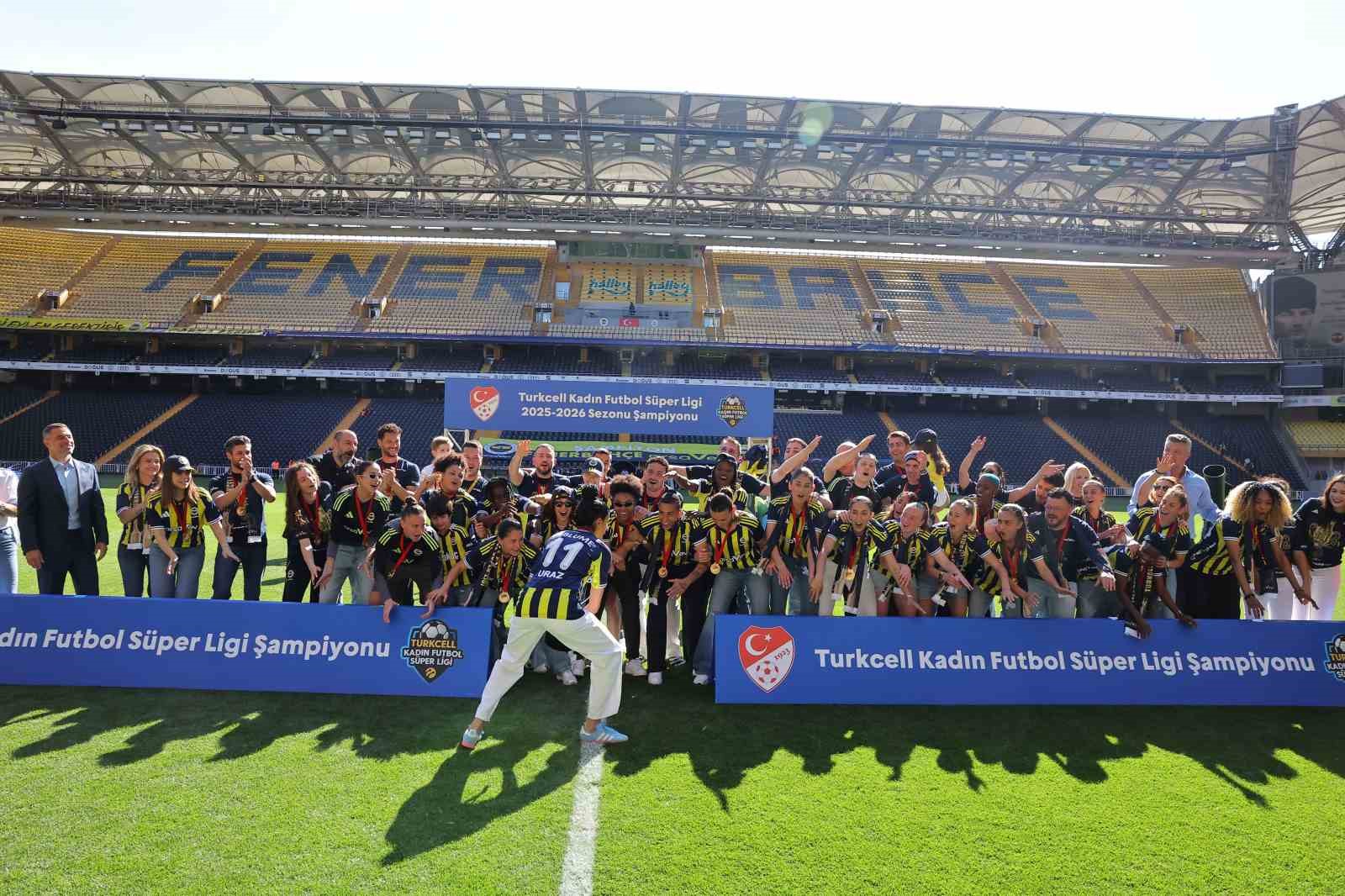 Fenerbahçe Kadın Futbol Takımı, şampiyonluk kupasını kaldırdı 5 fenerbahce kadin futbol takimi sampiyonluk kupasini kaldirdi 1 ZlJH5Wmb