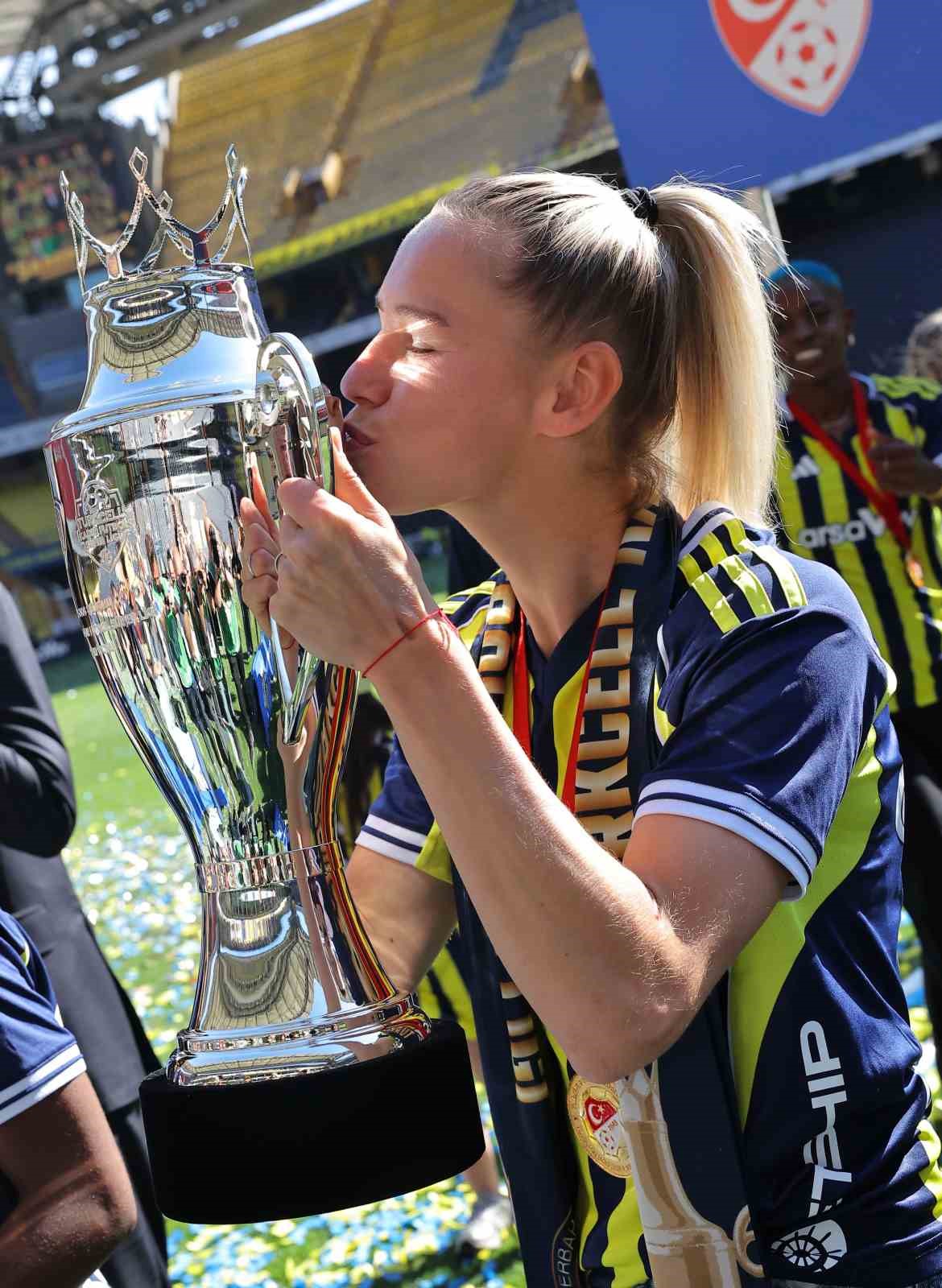 Fenerbahçe Kadın Futbol Takımı, şampiyonluk kupasını kaldırdı 14 fenerbahce kadin futbol takimi sampiyonluk kupasini kaldirdi 10 JZJEMHOJ