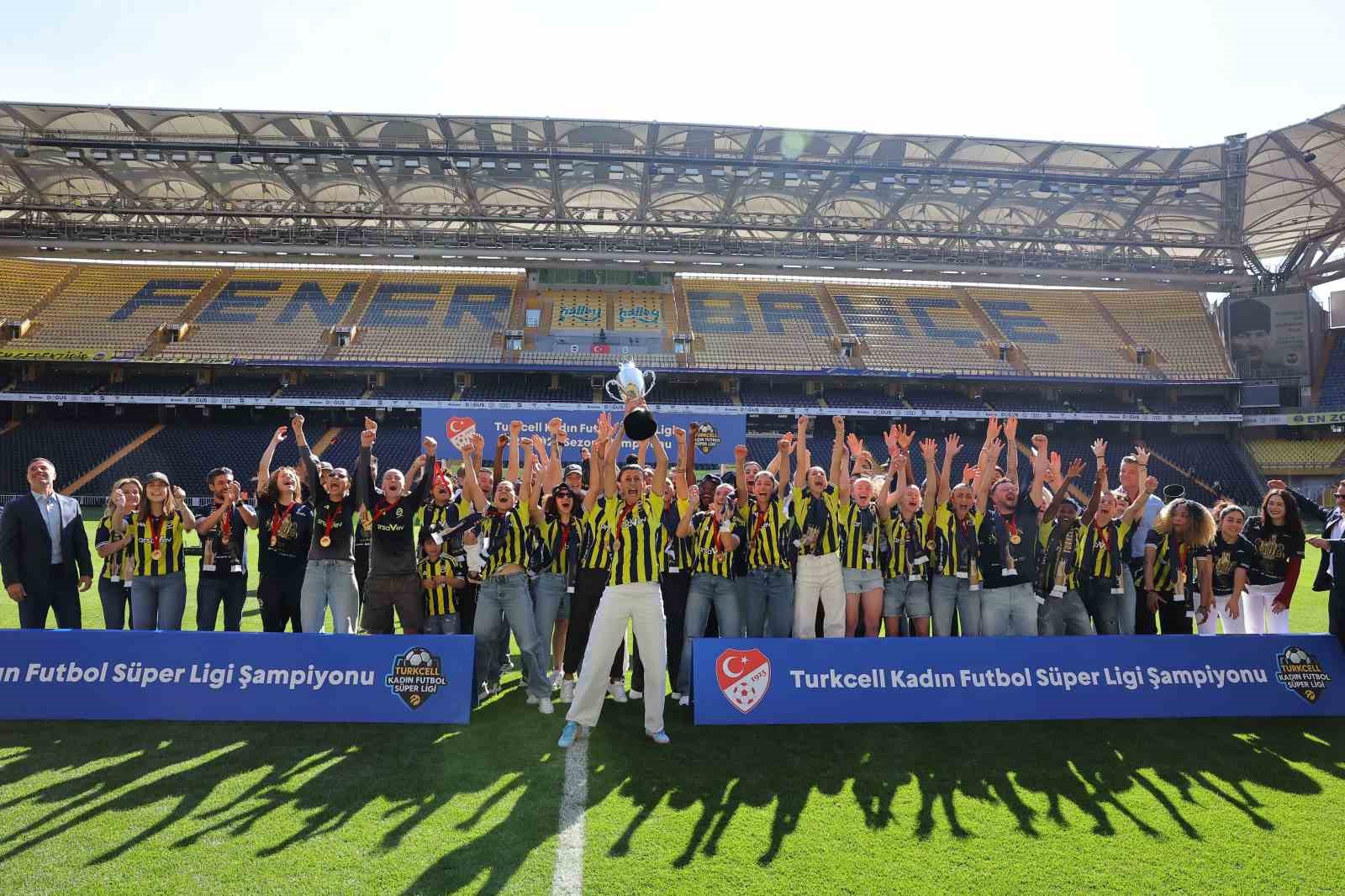 Fenerbahçe Kadın Futbol Takımı, şampiyonluk kupasını kaldırdı 6 fenerbahce kadin futbol takimi sampiyonluk kupasini kaldirdi 2 PBz4rYgM