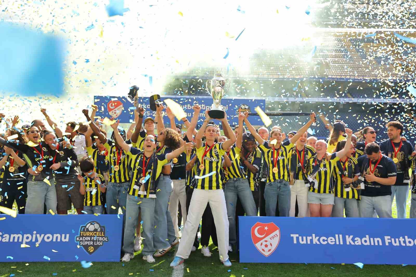 Fenerbahçe Kadın Futbol Takımı, şampiyonluk kupasını kaldırdı 7 fenerbahce kadin futbol takimi sampiyonluk kupasini kaldirdi 3 VaBKfqYn