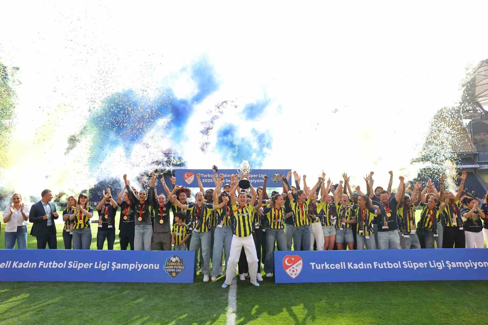 Fenerbahçe Kadın Futbol Takımı, şampiyonluk kupasını kaldırdı 8 fenerbahce kadin futbol takimi sampiyonluk kupasini kaldirdi 4 teguIiyL