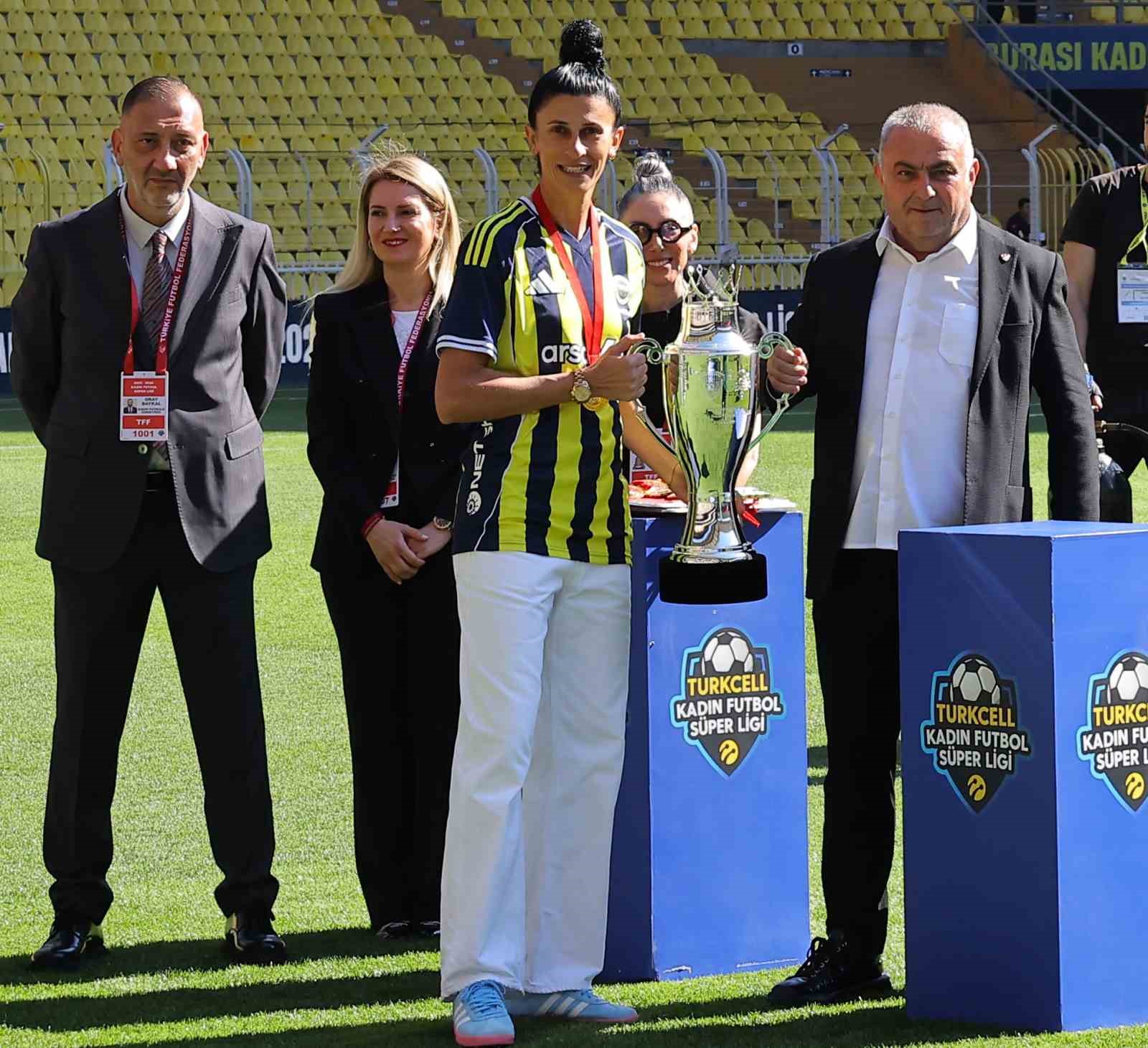 Fenerbahçe Kadın Futbol Takımı, şampiyonluk kupasını kaldırdı 9 fenerbahce kadin futbol takimi sampiyonluk kupasini kaldirdi 5 yeaMVKXn
