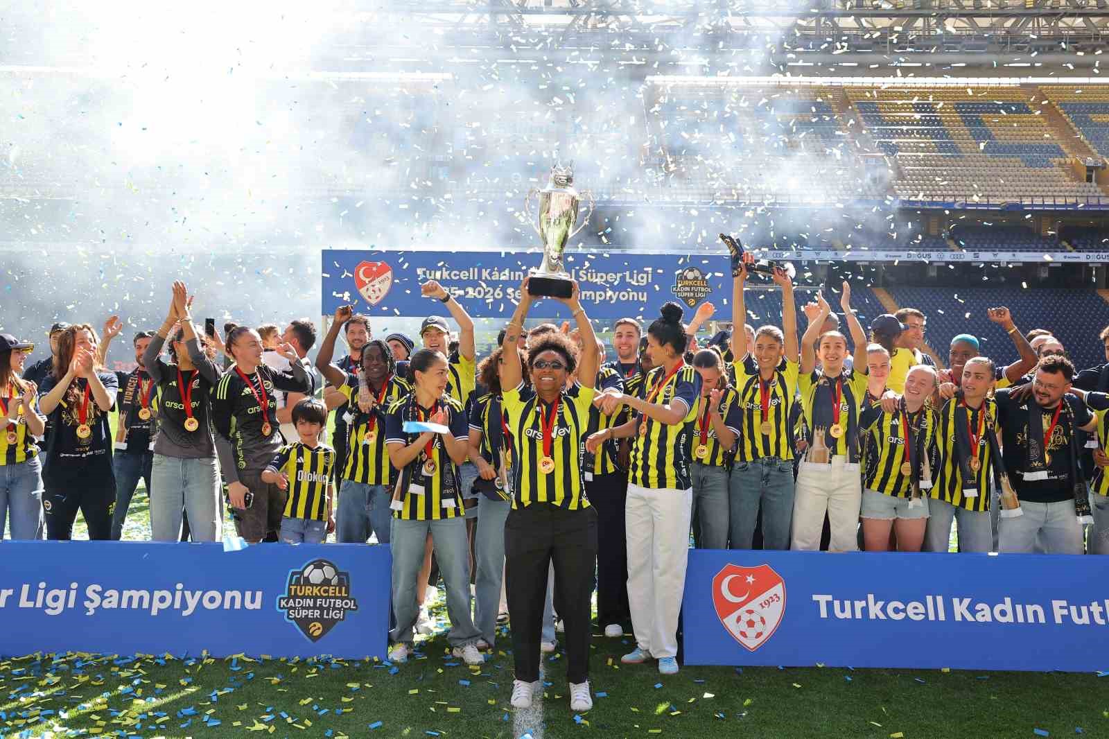 Fenerbahçe Kadın Futbol Takımı, şampiyonluk kupasını kaldırdı 10 fenerbahce kadin futbol takimi sampiyonluk kupasini kaldirdi 6 nvPP6NrN