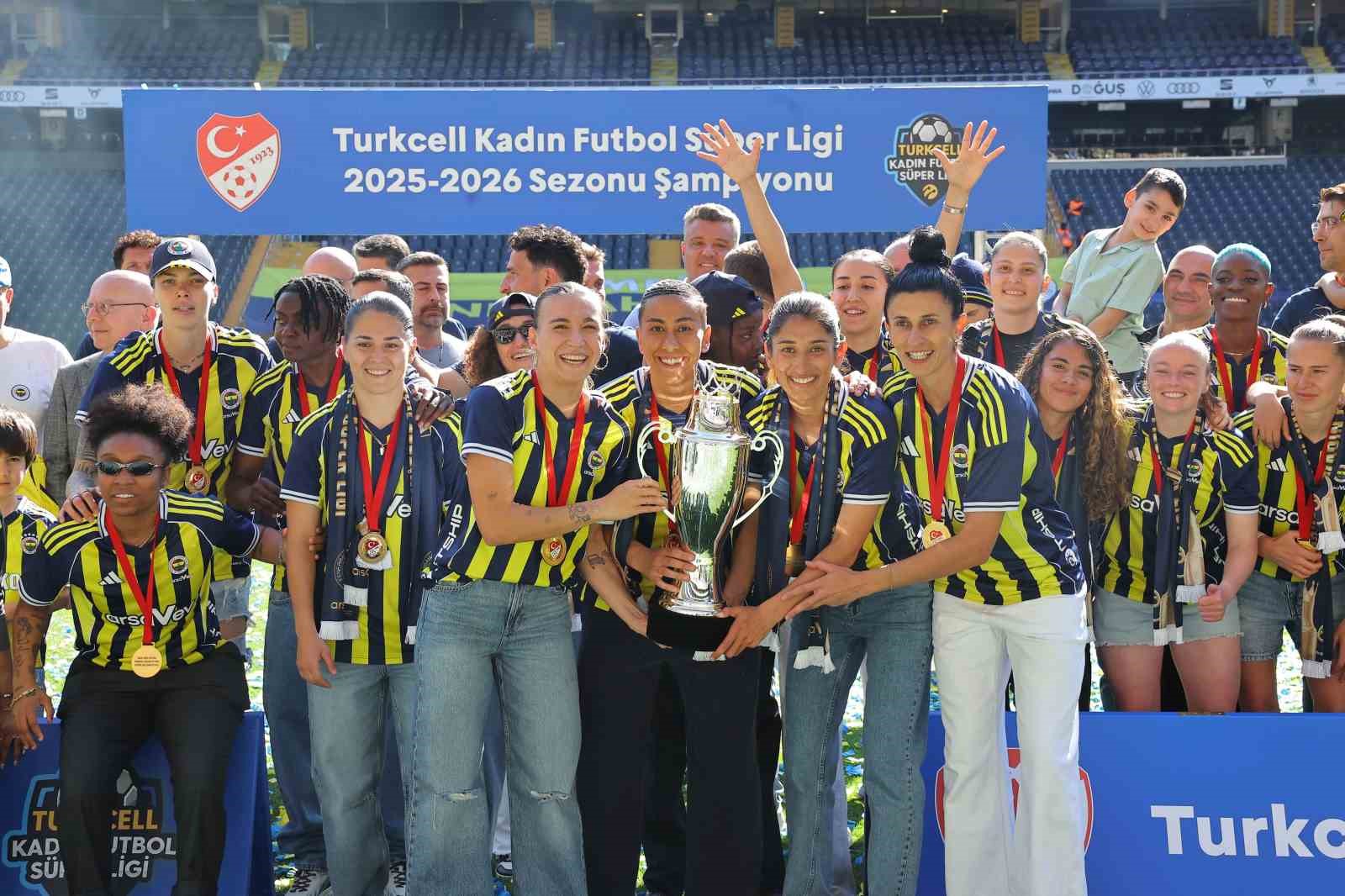 Fenerbahçe Kadın Futbol Takımı, şampiyonluk kupasını kaldırdı 11 fenerbahce kadin futbol takimi sampiyonluk kupasini kaldirdi 7 kdzvemTX