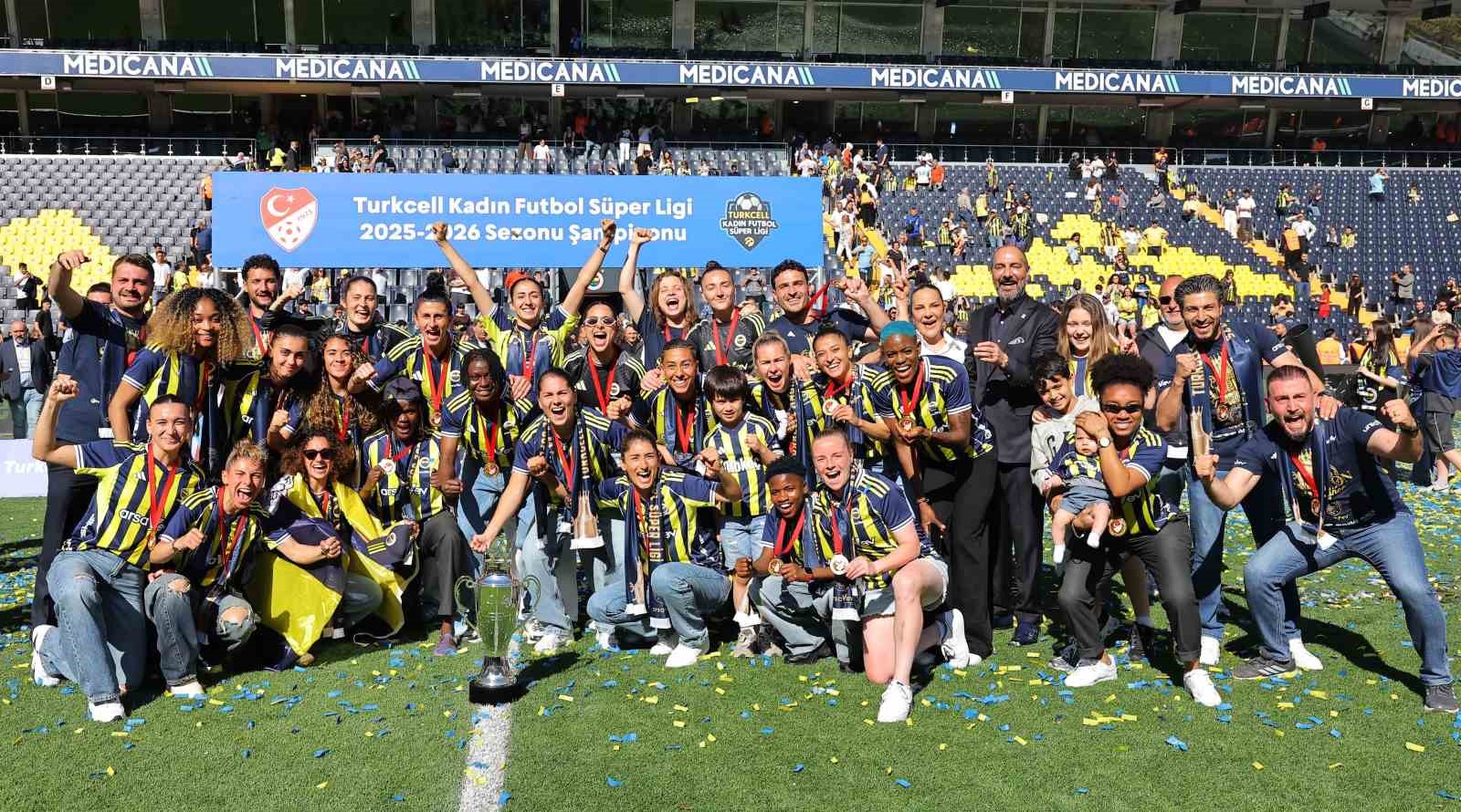 Fenerbahçe Kadın Futbol Takımı, şampiyonluk kupasını kaldırdı 12 fenerbahce kadin futbol takimi sampiyonluk kupasini kaldirdi 8 wBZSWNyU
