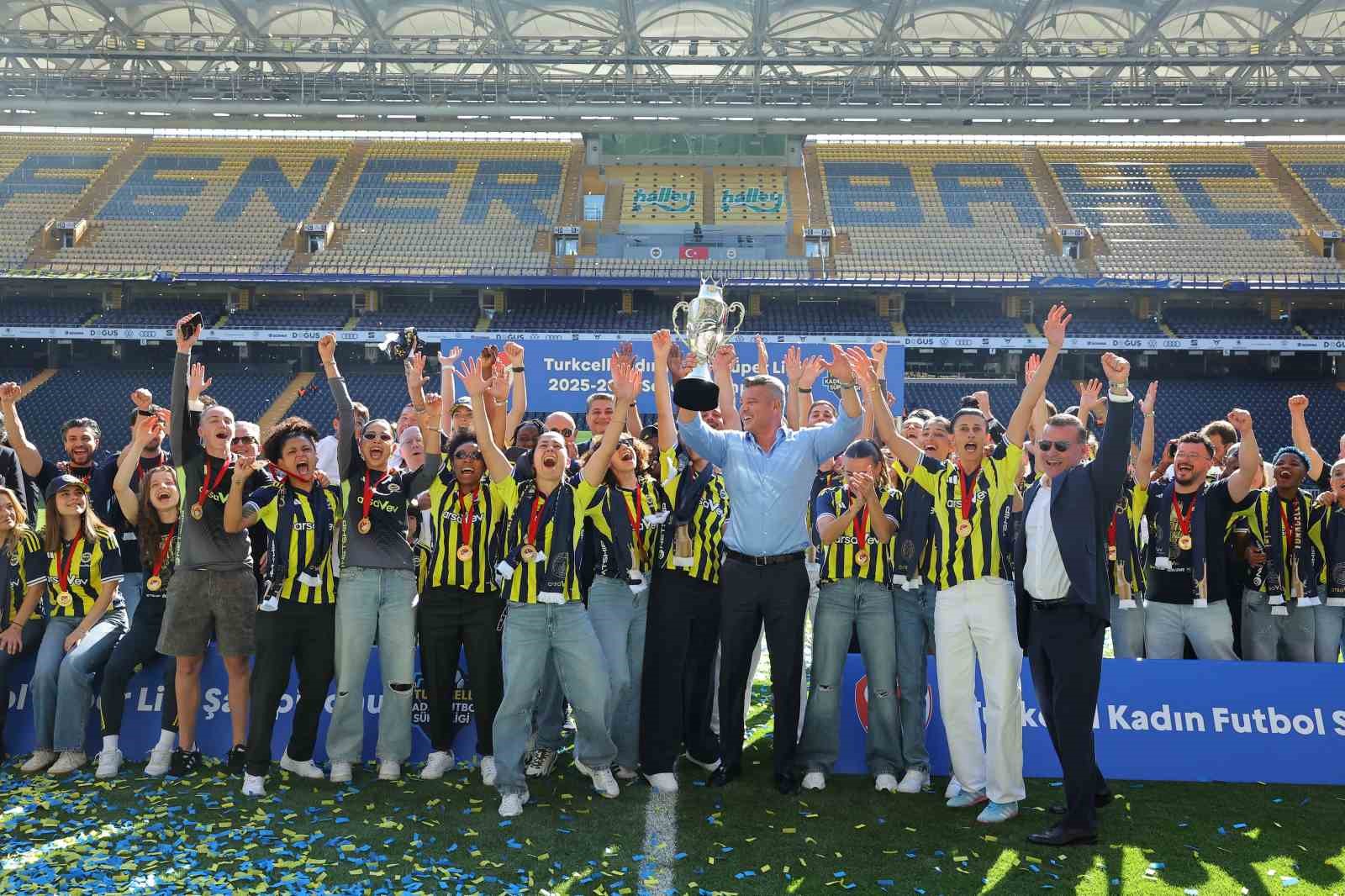 Fenerbahçe Kadın Futbol Takımı, şampiyonluk kupasını kaldırdı 13 fenerbahce kadin futbol takimi sampiyonluk kupasini kaldirdi 9 OgfhtNQk