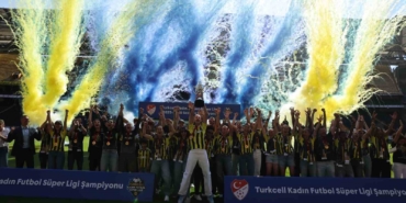 fenerbahce-kadin-futbol-takimi-sampiyonluk-kupasini-kaldirdi-PL3ClAXr.jpg