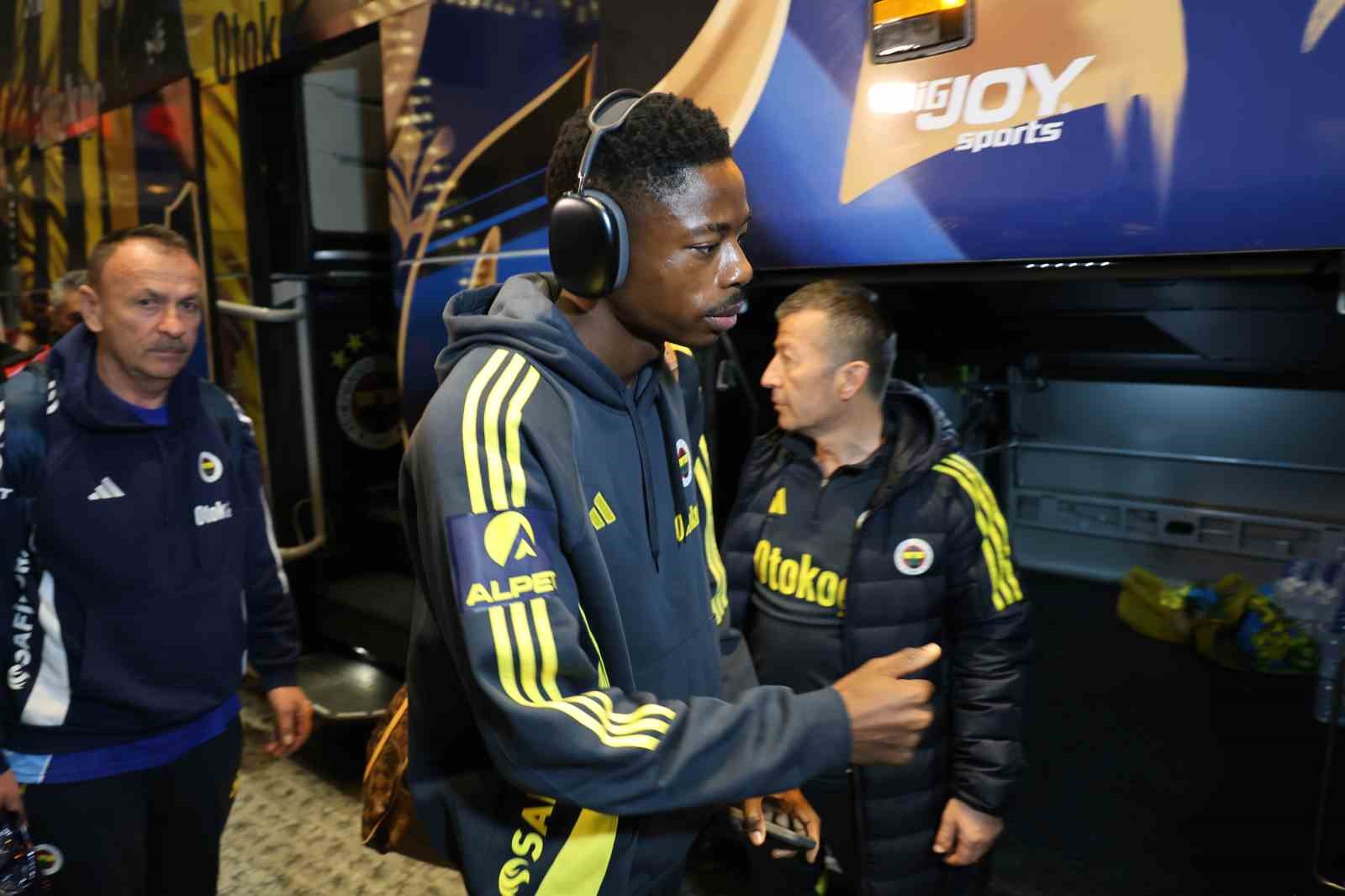 fenerbahce kafilesi adanaya geldi 0 ELGBj2Se