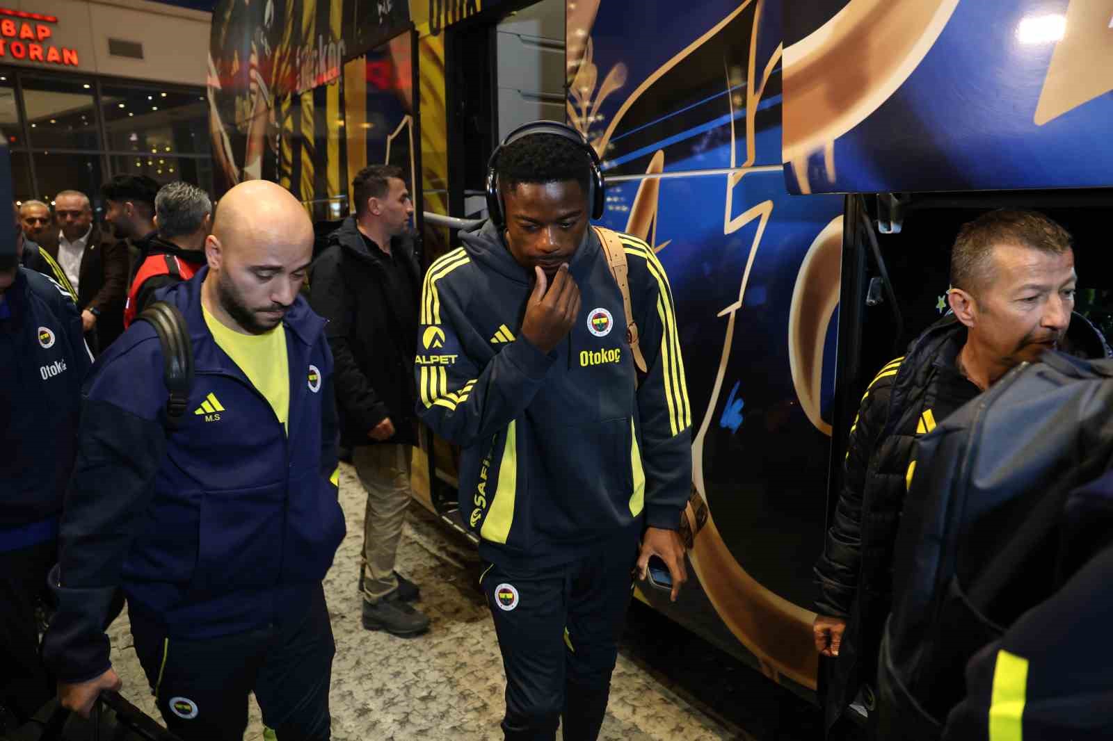 fenerbahce kafilesi adanaya geldi 11 sXISfOvW