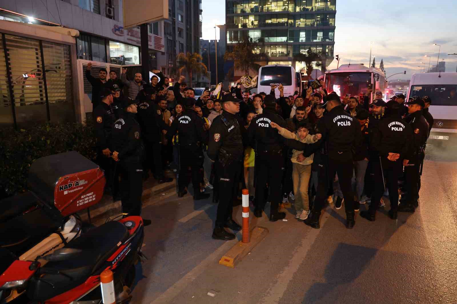 fenerbahce kafilesi adanaya geldi 12 Djsj9sq9