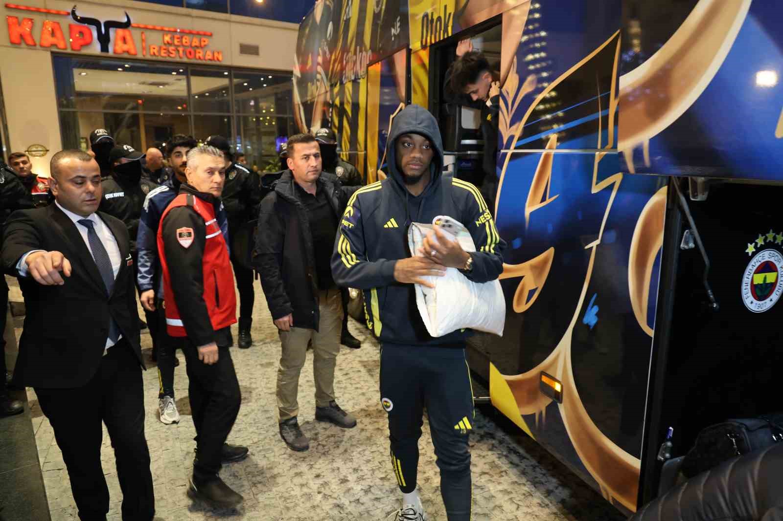 fenerbahce kafilesi adanaya geldi 5 UHRj3VUN
