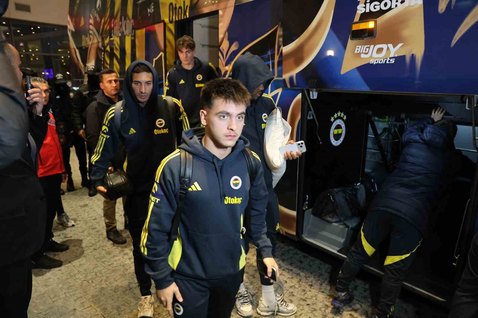 fenerbahce kafilesi adanaya geldi 6 nFYffmsq