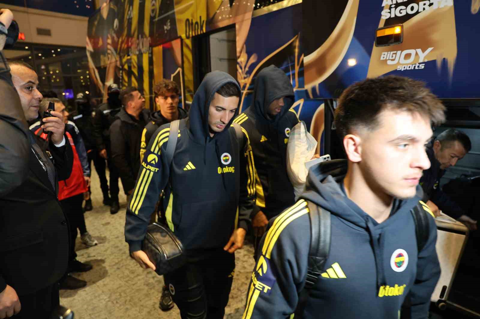 fenerbahce kafilesi adanaya geldi 7 irKeU5Dc