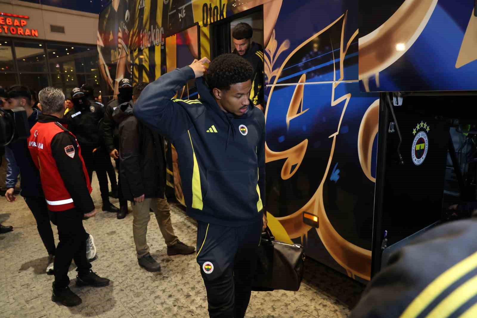 fenerbahce kafilesi adanaya geldi 8 lntXHPvA