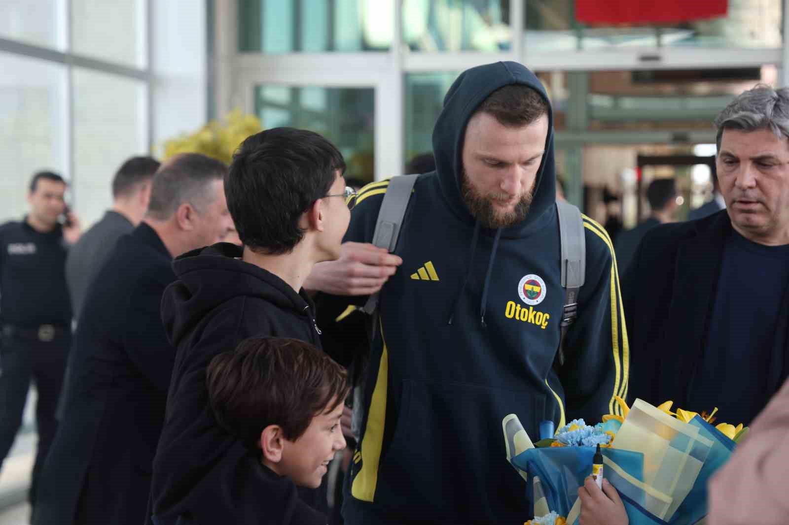 Fenerbahçe kafilesi Konya’ya geldi 9 fenerbahce kafilesi konyaya geldi 5 Srd4hdap