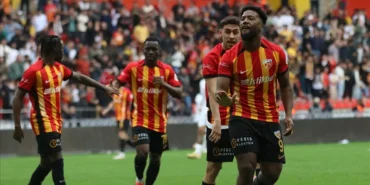 fenerbahce-kayserispor-mac-kadrosu-ilk-11-sampiyonluk-yarisi-ile-dusme-hattinin-macin-3214686_202504201814_3