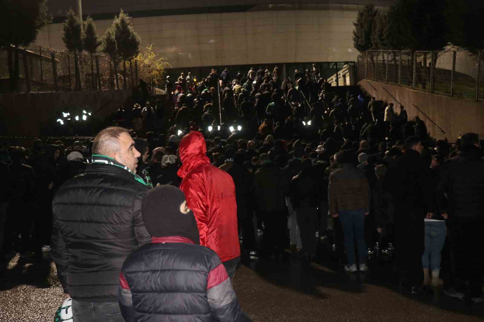 fenerbahce kocaelispor kafilesi stadyuma geldi 6 GhKk1McP