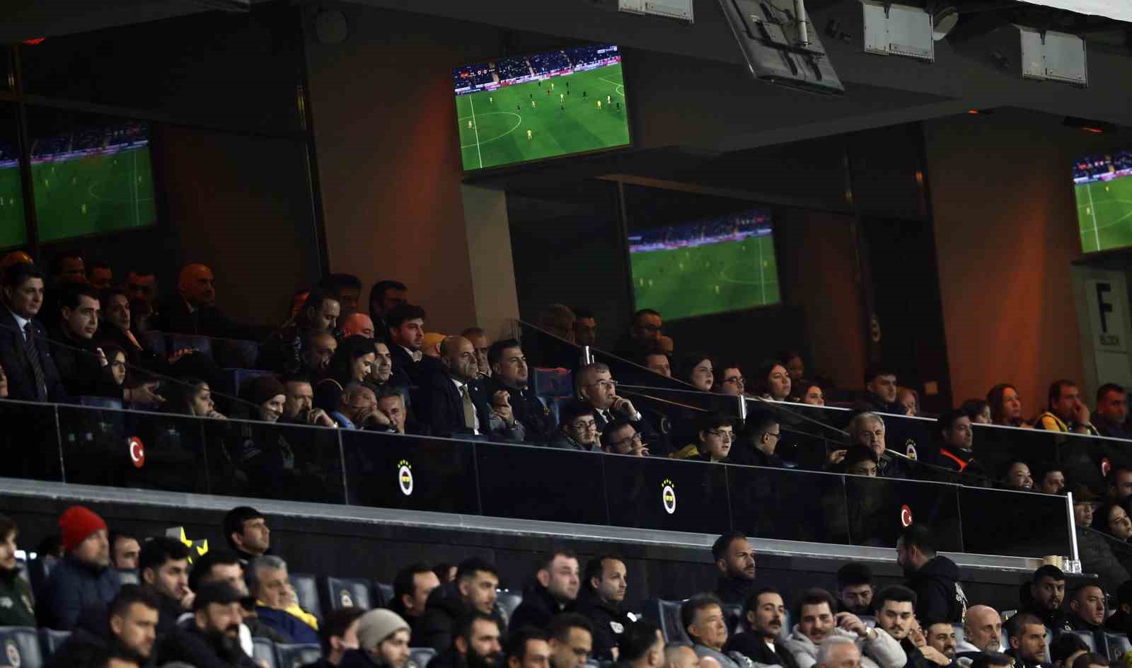 fenerbahce konyaspor macinda ozel konuklarini agirladi 5 KGXuIKMG