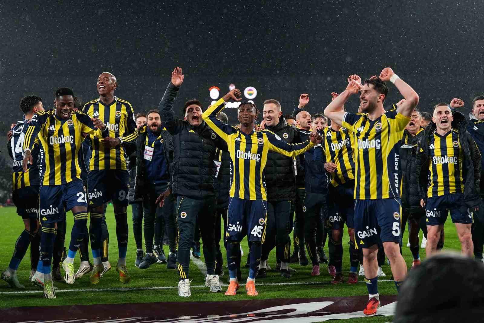 fenerbahce kupayi kaldirdi 11 lWEO3KaU