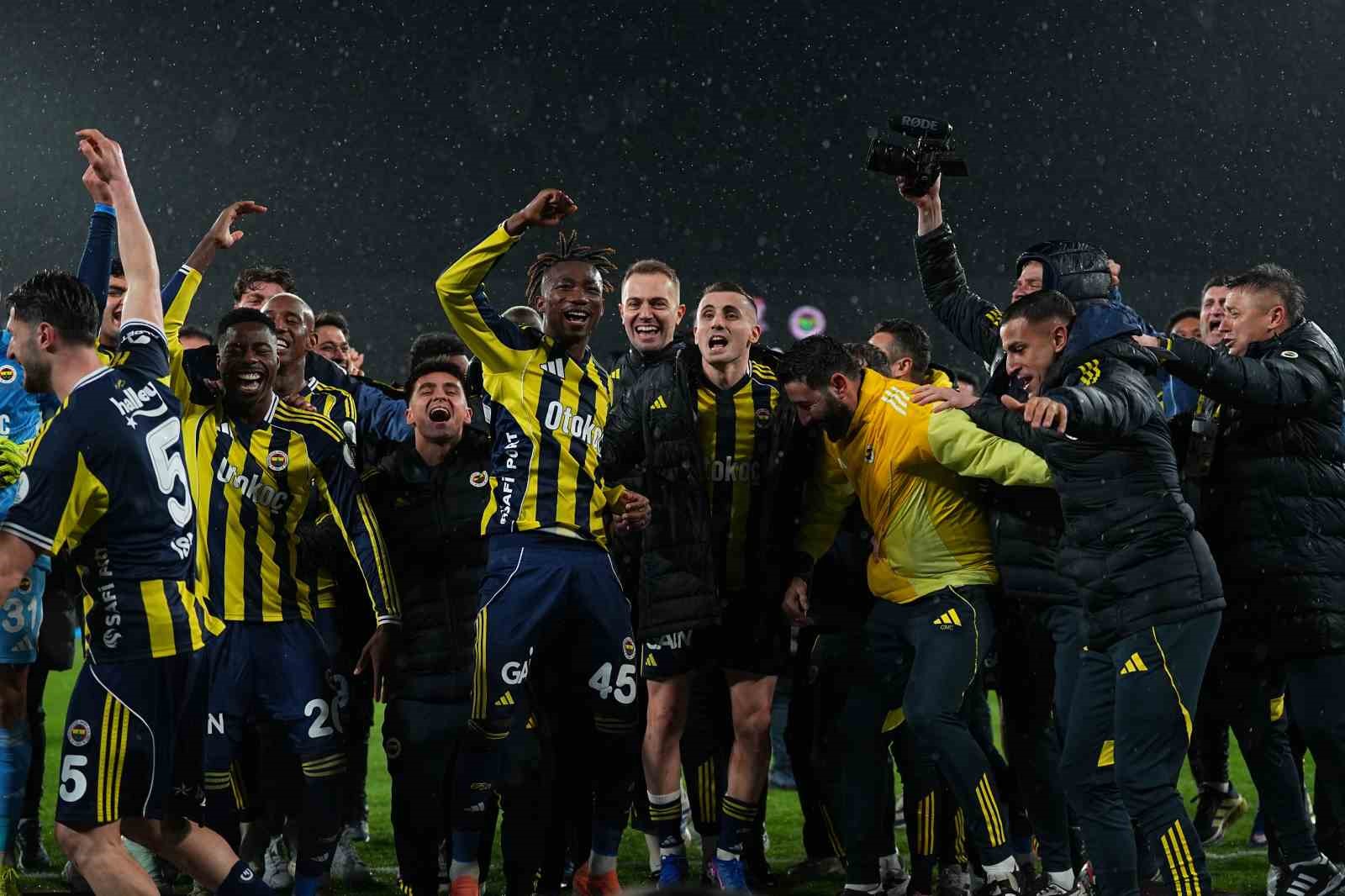 fenerbahce kupayi kaldirdi 12
