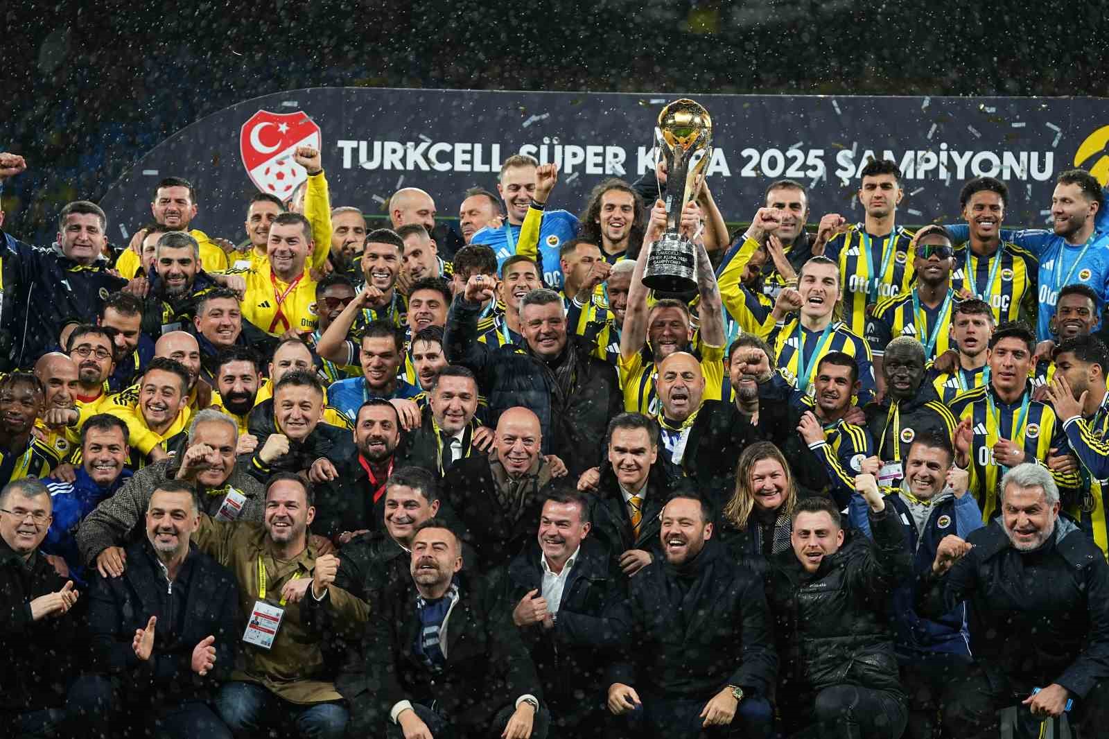 fenerbahce kupayi kaldirdi 136