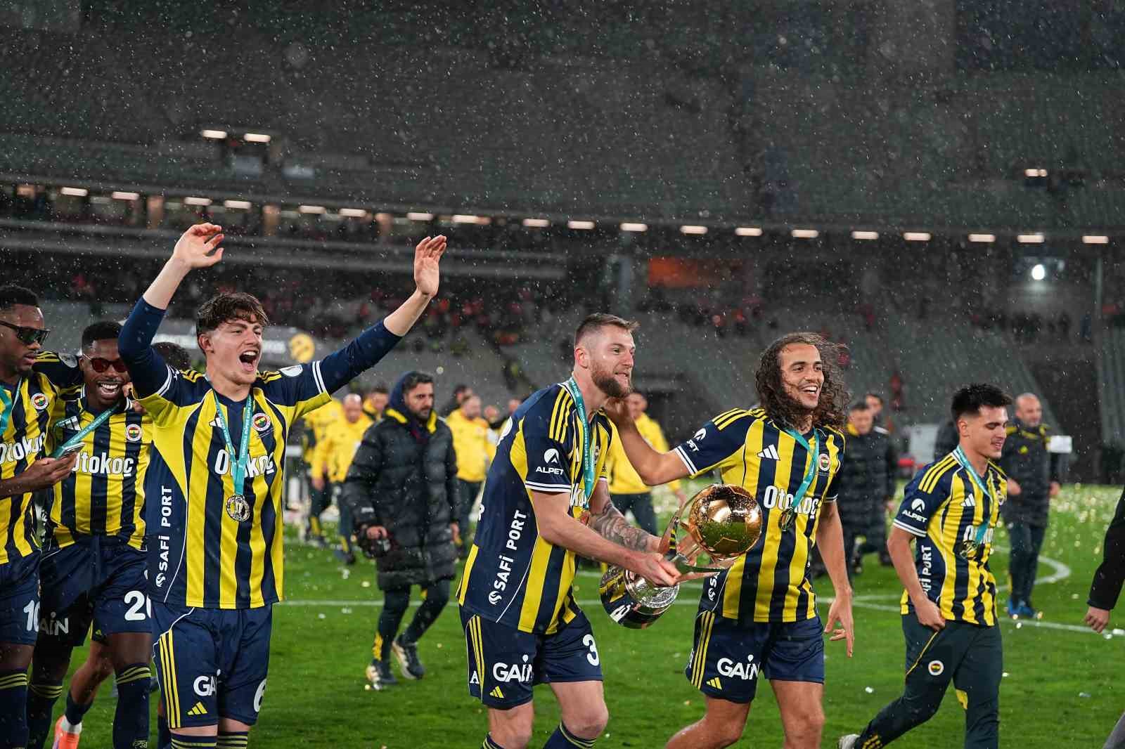 fenerbahce kupayi kaldirdi 142 myOsAuMI