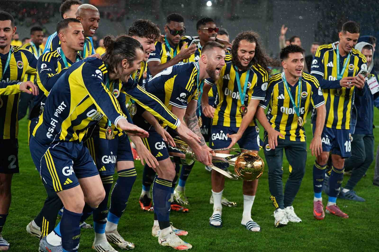 fenerbahce kupayi kaldirdi 143 TG1wzNDH