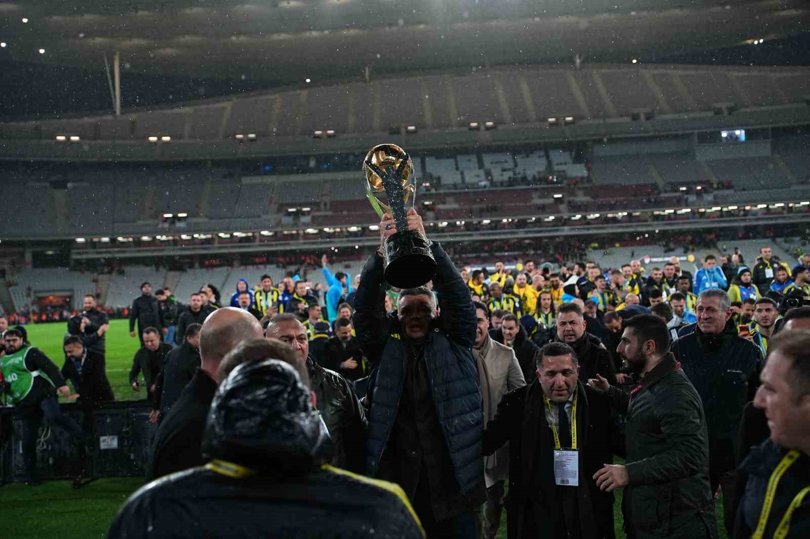 fenerbahce kupayi kaldirdi 152