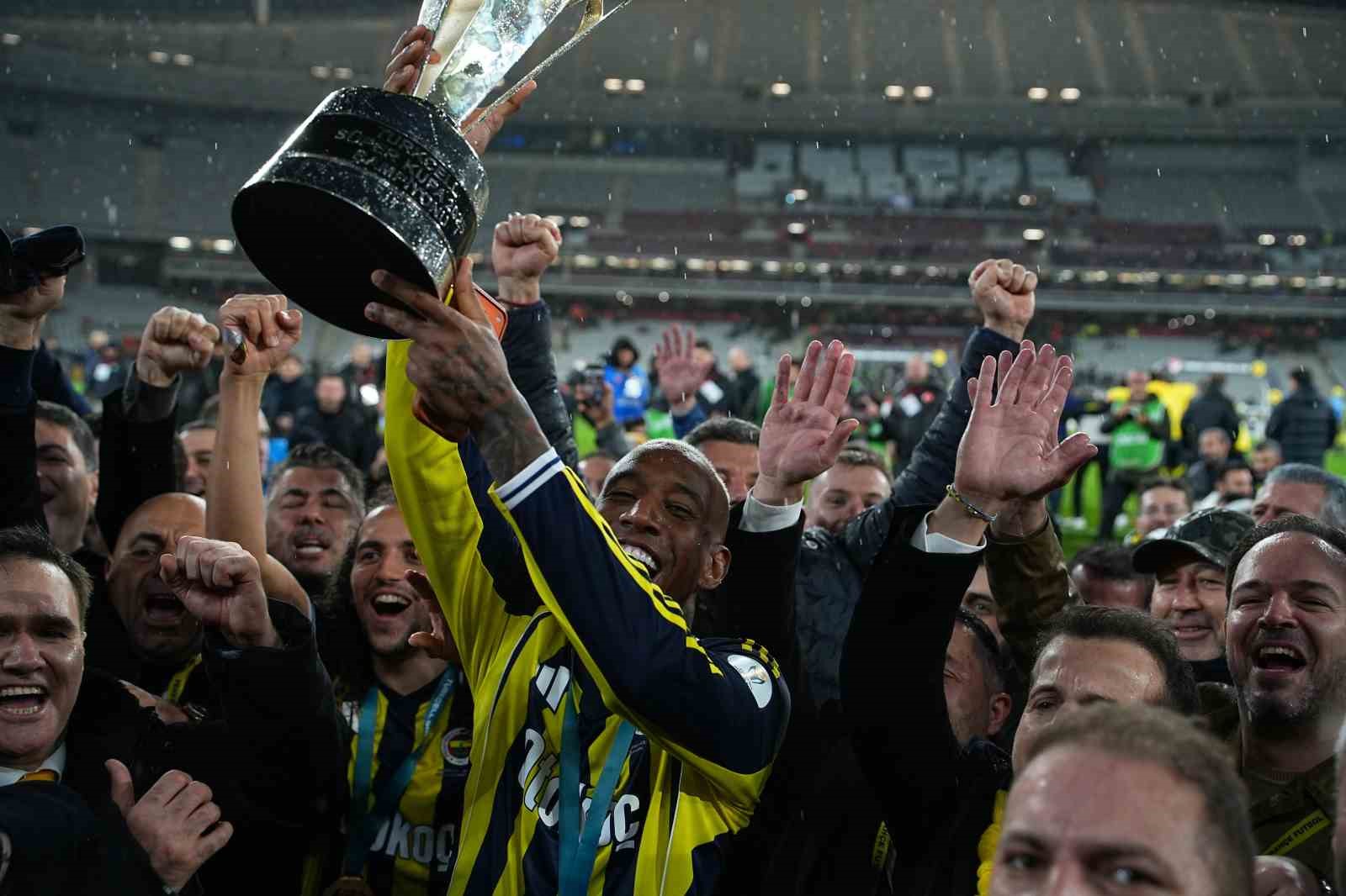 fenerbahce kupayi kaldirdi 158 gHlPEQbj