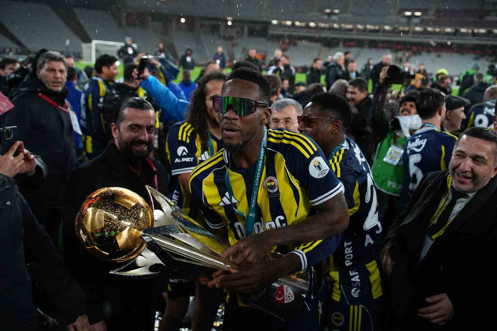 fenerbahce kupayi kaldirdi 162 vbz23jWz
