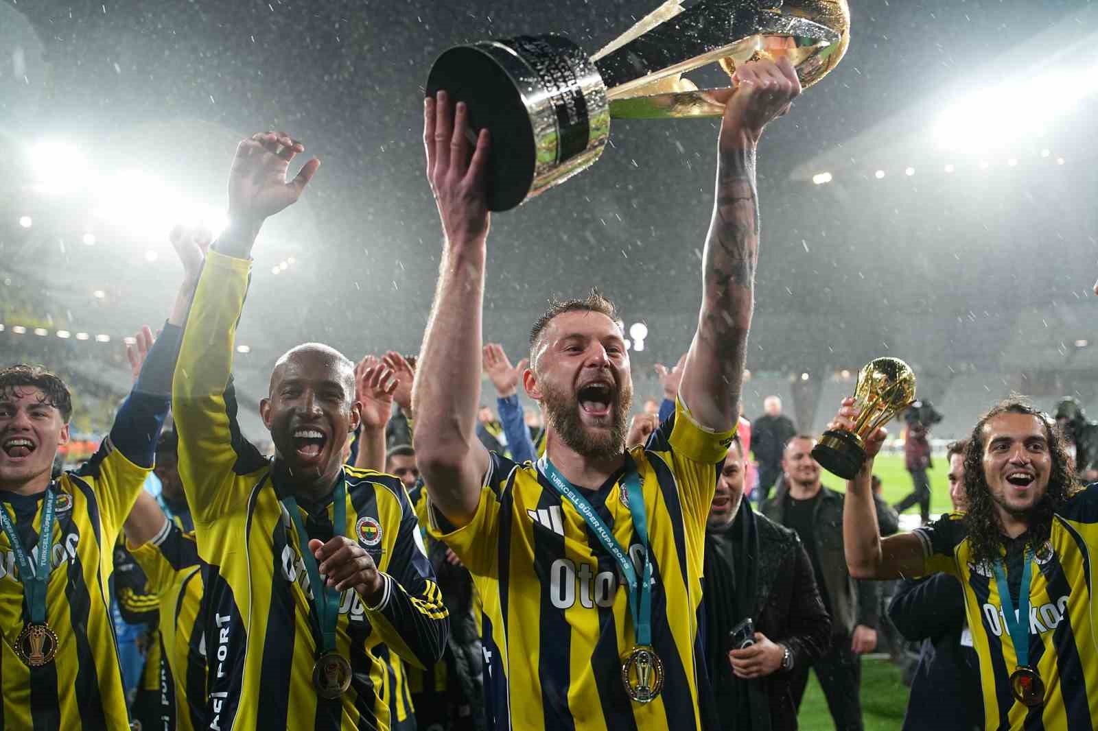 fenerbahce kupayi kaldirdi 180 5fzhh1it