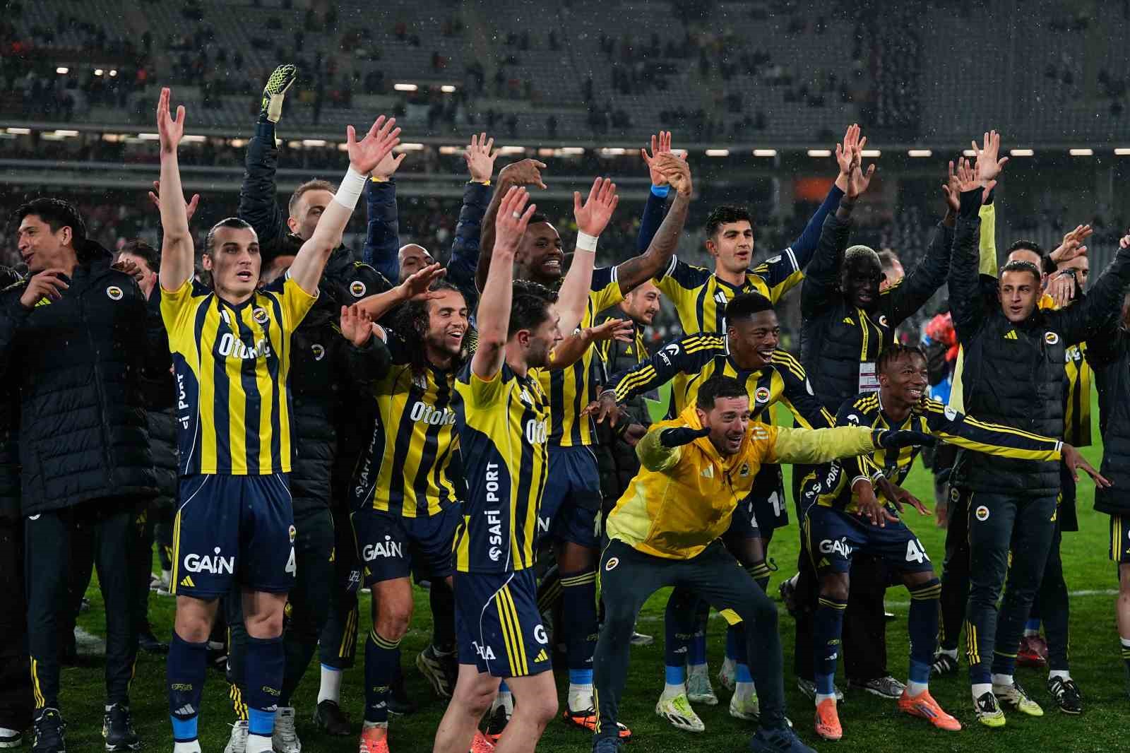 fenerbahce kupayi kaldirdi 2 1HLwEhzh