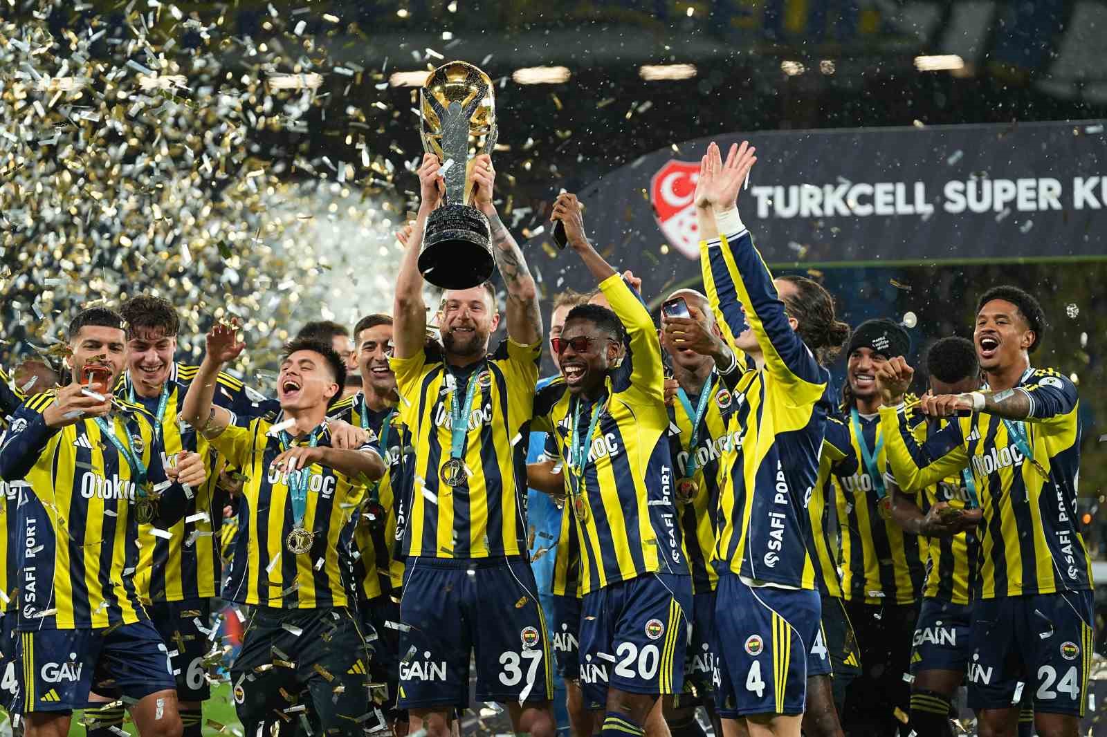 fenerbahce kupayi kaldirdi 36 kYMrI7aO