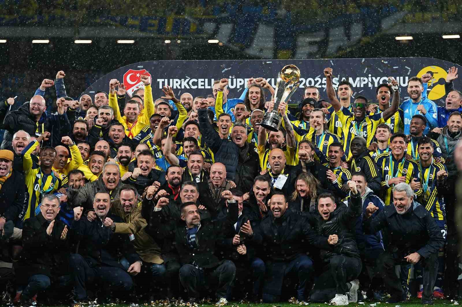 fenerbahce kupayi kaldirdi 42 ERNNVWO1