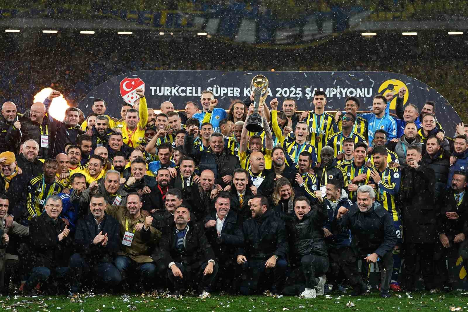 fenerbahce kupayi kaldirdi 44 GcgVtrGM