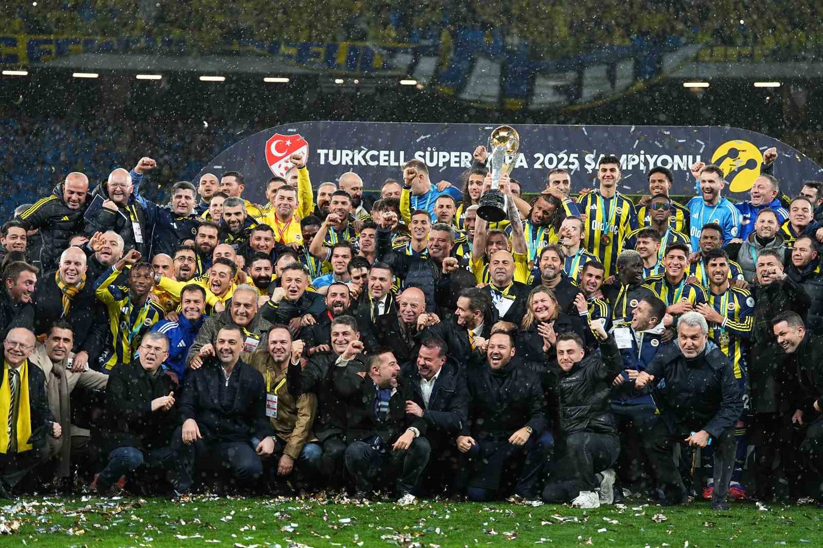 fenerbahce kupayi kaldirdi 45 kiHEKlRs
