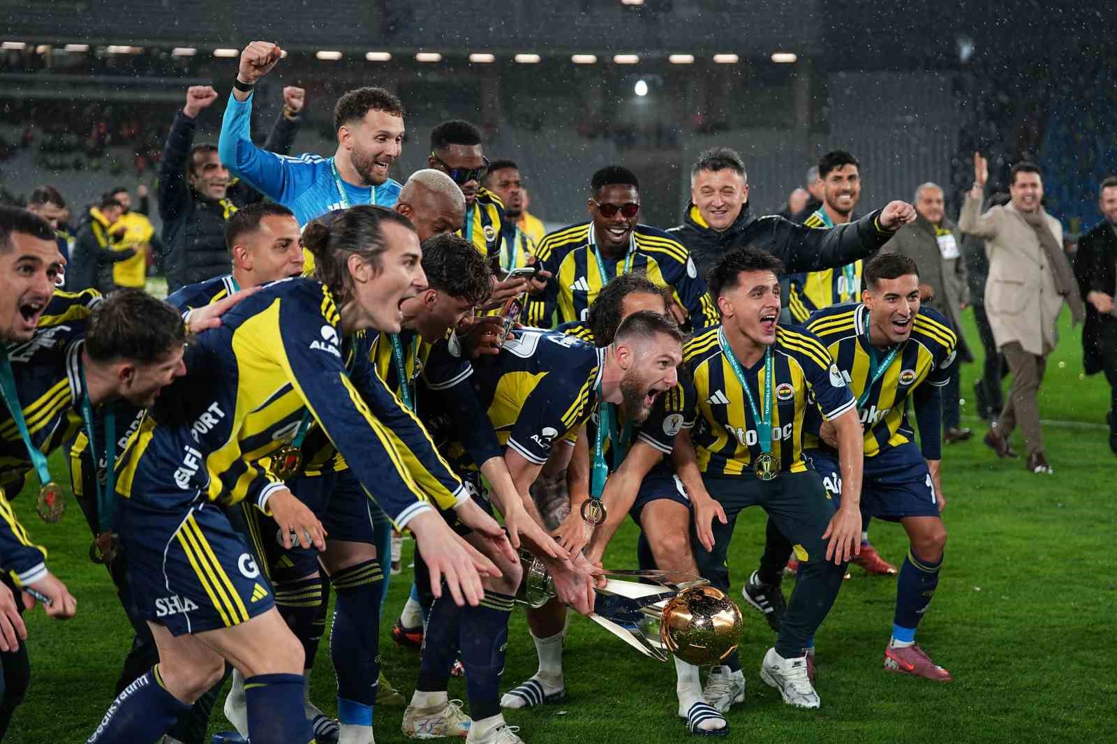 fenerbahce kupayi kaldirdi 51