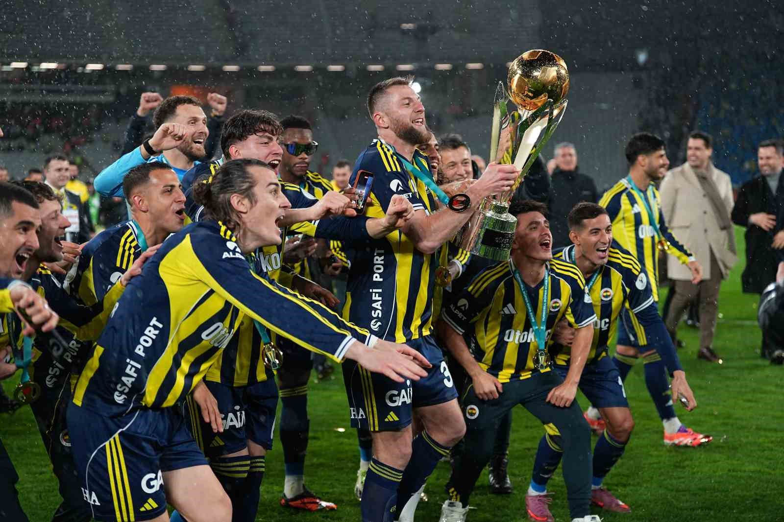 fenerbahce kupayi kaldirdi 53